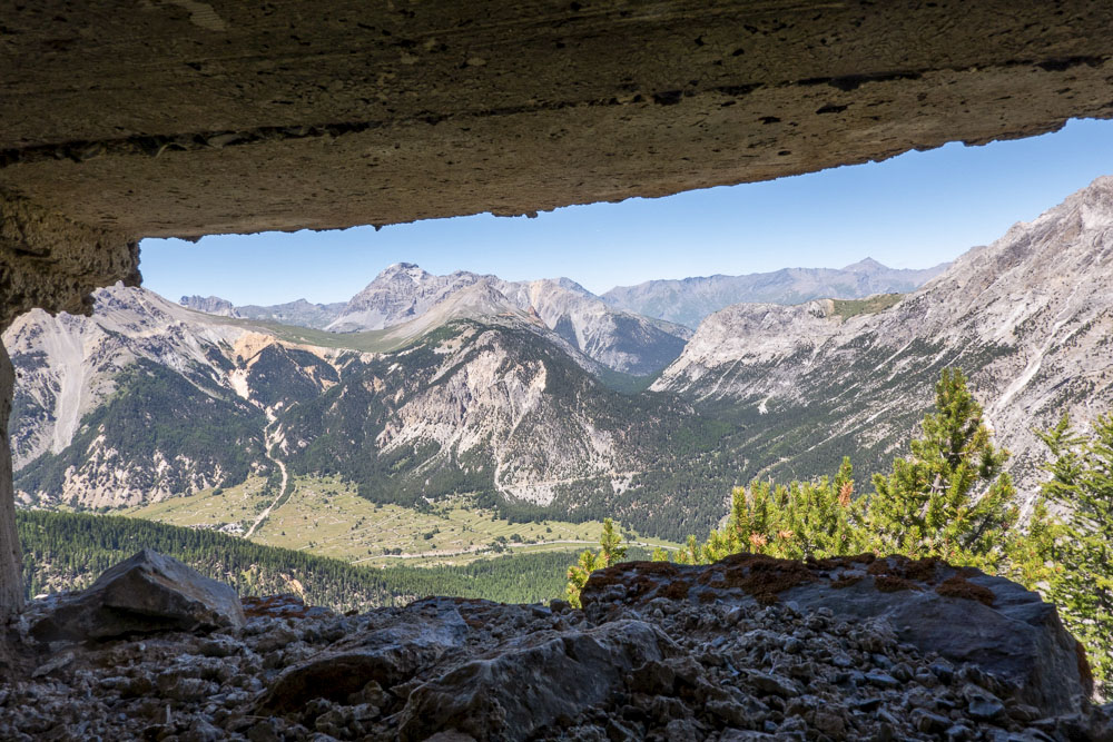Ligne Maginot - L'OLIVE (BATTERIE CAVERNE) - (Position d'artillerie préparée) - Observatoire
Vu à travers le créneau surveillant le col de Thures et le col de l'Echelle - Michel Teiten