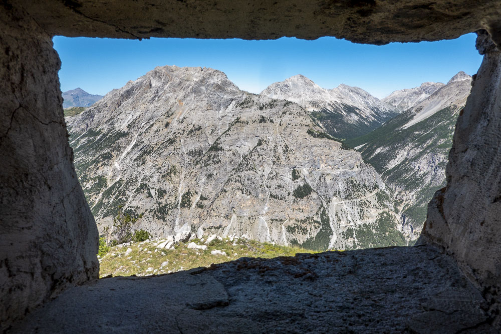 Ligne Maginot - L'OLIVE (BATTERIE CAVERNE) - (Position d'artillerie préparée) - Vue à travers le créneau dominant Plampinet et le vallon des Acles - Michel Teiten