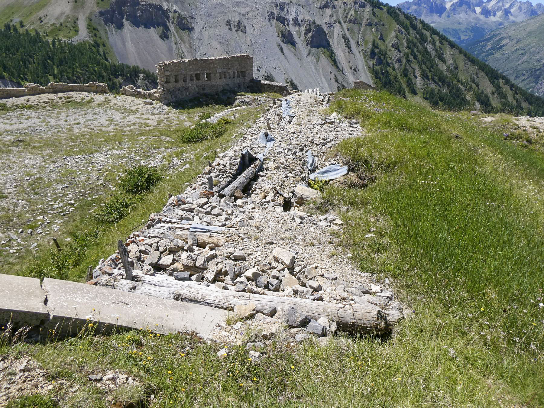 Ligne Maginot - L'OLIVE (BATTERIE CAVERNE) - (Position d'artillerie préparée) - Tranchée couverte avec deux emplacements de tir, peut-être pour mortier. - ELLENA Daniel - CUNY Philippe