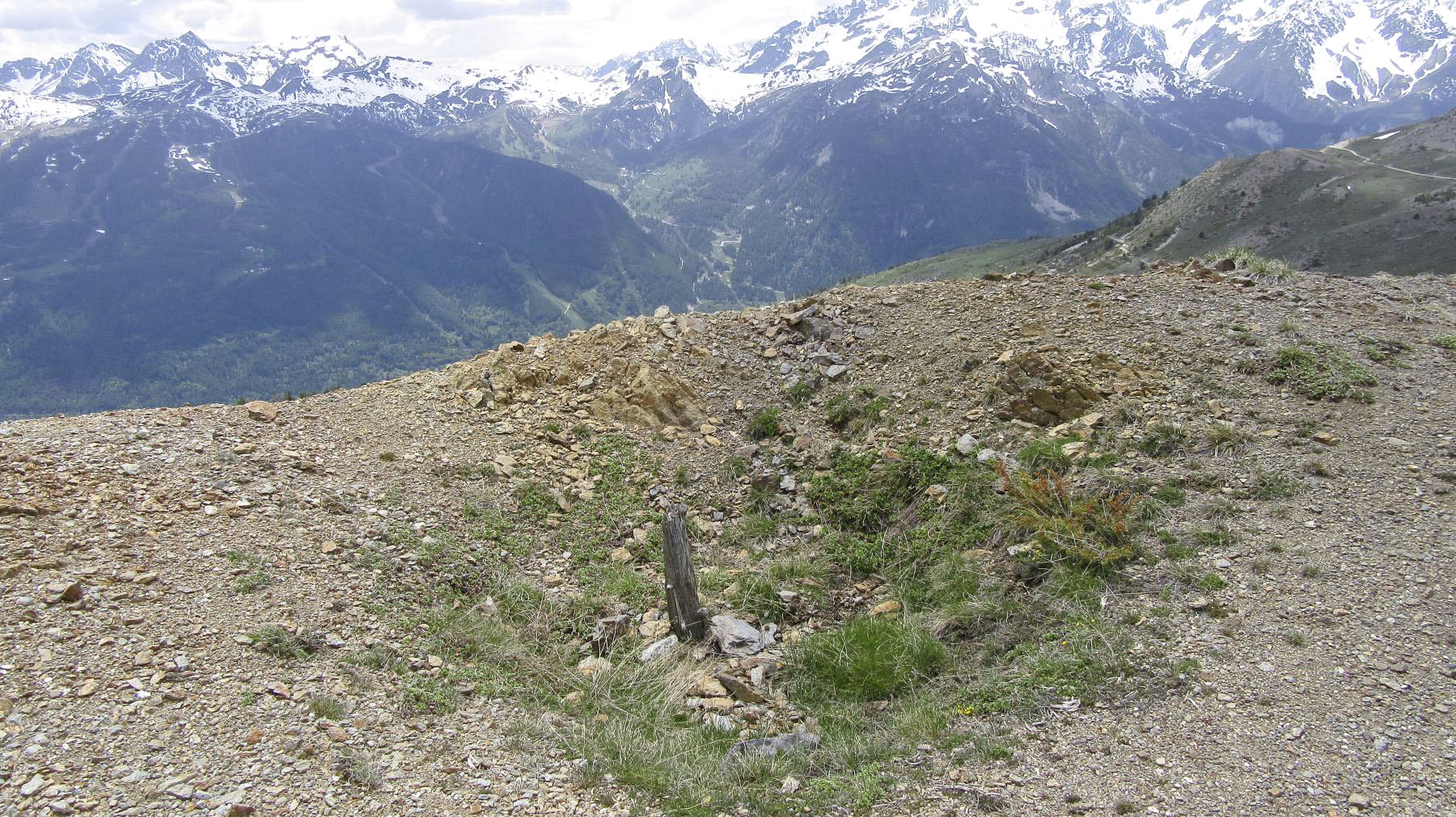 Ligne Maginot - MAISON CANTONIERE ST JOSEPH (82° BAF - PC DE GUERRE) - (PC de Quartier) - Cuvette avec reste présumé d'un support en bois pour FM sur le talus au dessus de la maison cantonnière   - Jean Berthier