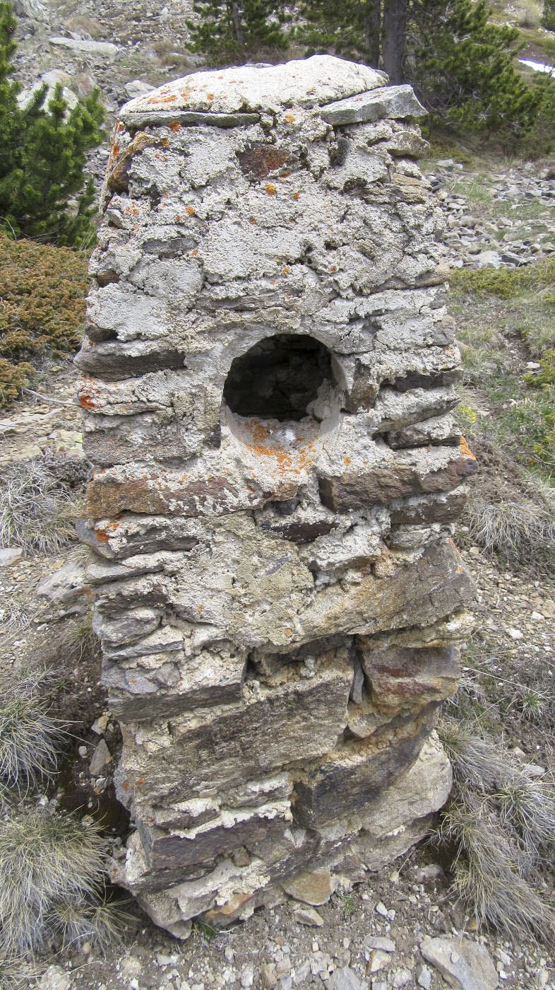 Ligne Maginot - MAISON CANTONIERE ST JOSEPH (82° BAF - PC DE GUERRE) - (PC de Quartier) - Petite construction originale au dessus des restes de l'abri avec deux ouvertures (horizontale et verticale)     - Jean Berthier