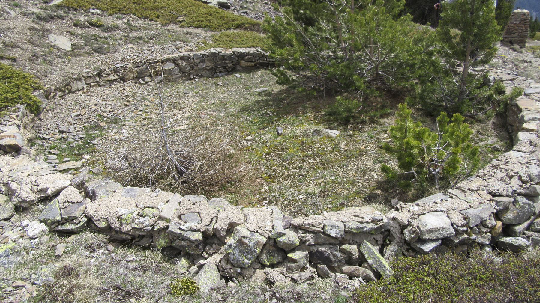 Ligne Maginot - MAISON CANTONIERE ST JOSEPH (82° BAF - PC DE GUERRE) - (PC de Quartier) - Muret circulaire d'un diamètre d'environ 4,5 à 5 mètres à proximité de la maison cantonnière (emplacement d'une tente marabout?)  - Jean Berthier