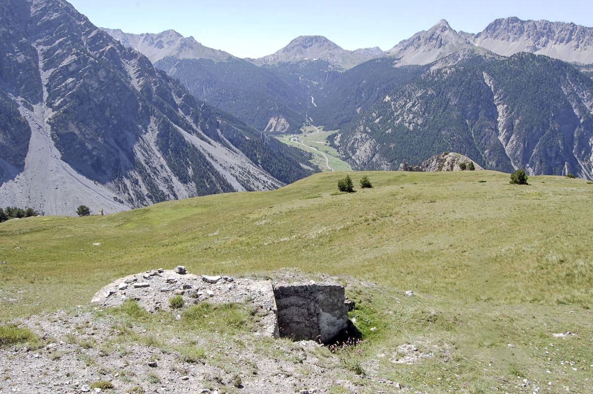 Ligne Maginot - BLANCHE 1 - (Blockhaus pour arme infanterie) - À l'arrière-plan est la route du Col d´Izoard, à l'arrière-plan à droite est la position la Lausette - Michal Prasil