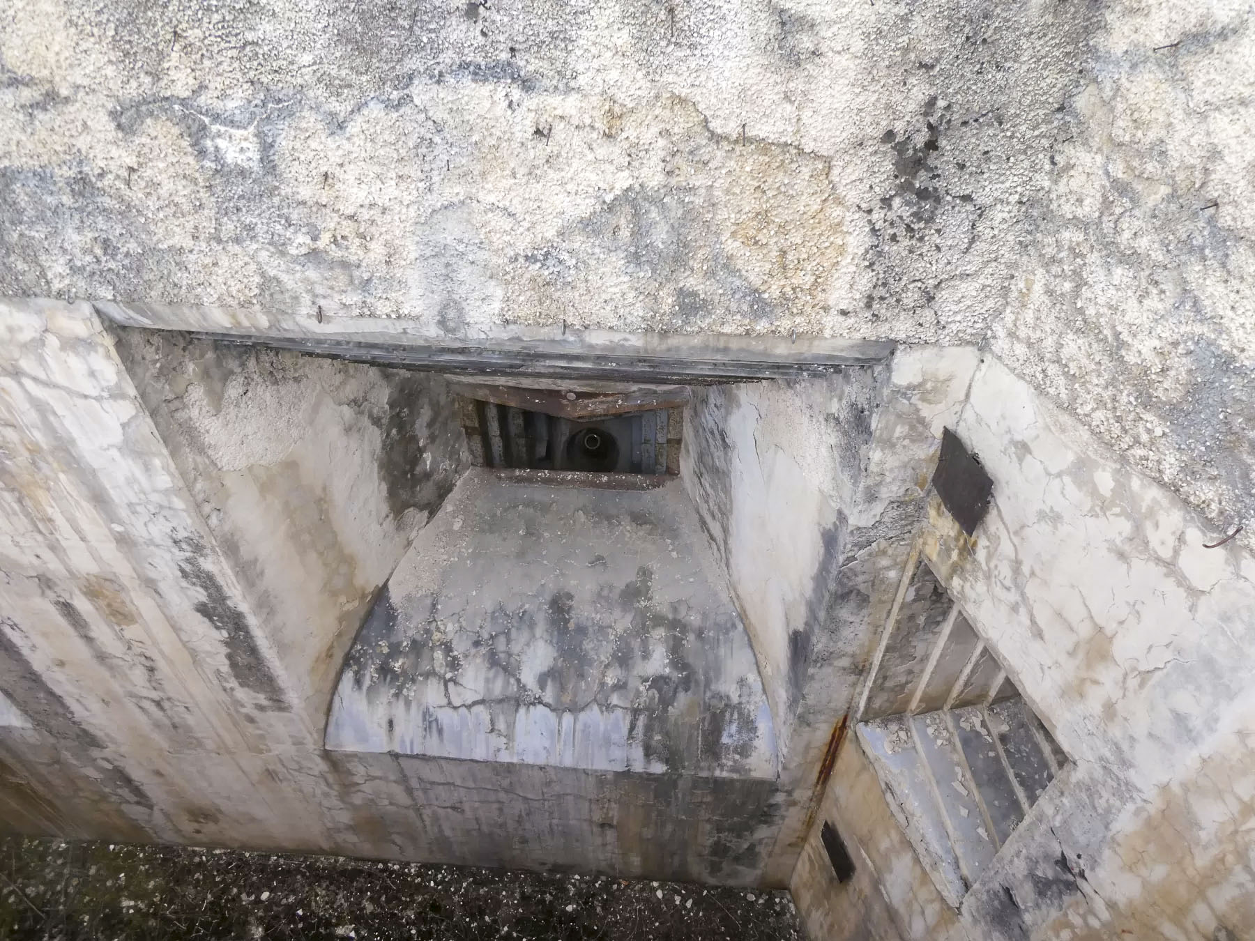 Ligne Maginot - SAINT GOBAIN - (Ouvrage d'infanterie) - Bloc 2
Créneau de mortier de 81 et créneau FM de défense du fossé - ELLENA Daniel - CUNY Philippe