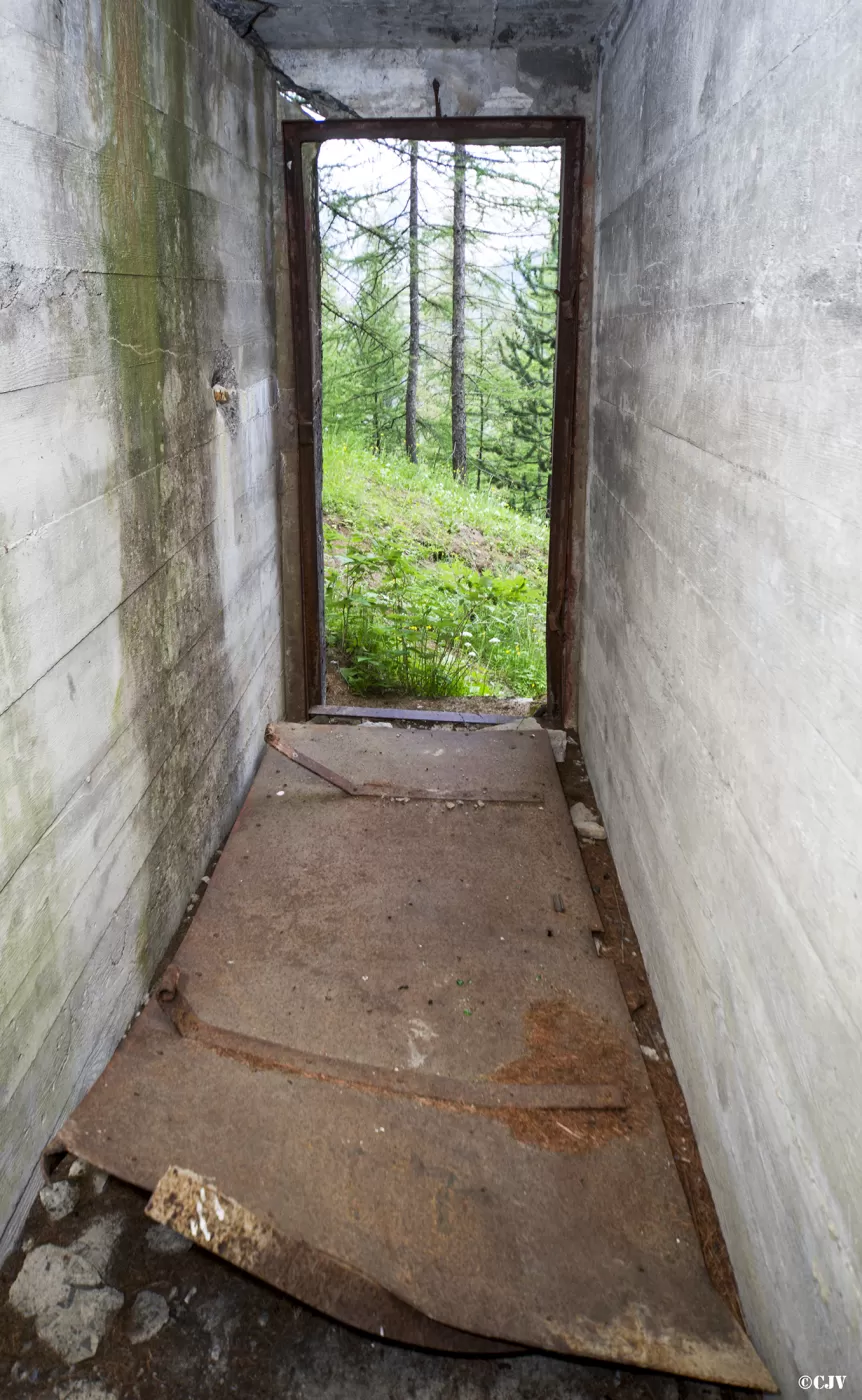 Ligne Maginot - BOIS DE SESTRIERES 9 - (Abri) - L'entrée gauche