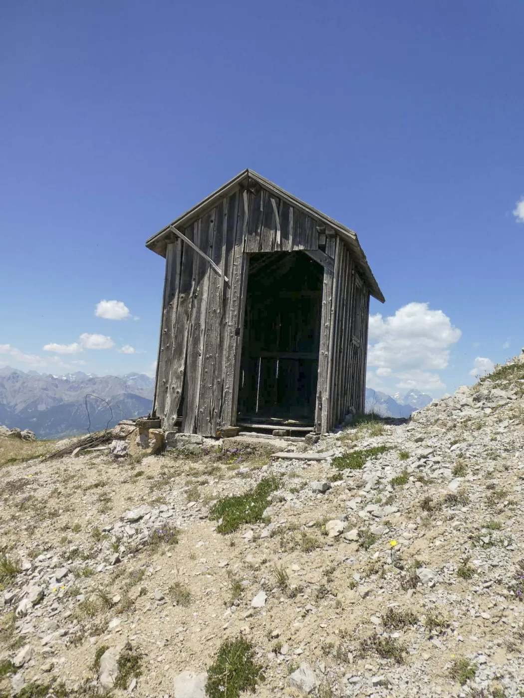 Ligne Maginot - JANUS - (Ouvrage d'artillerie) - Chemin d'accès hivernal de l'ouvrage par la crête. Refuge sur le parcours. - ELLENA Daniel - CUNY Philippe