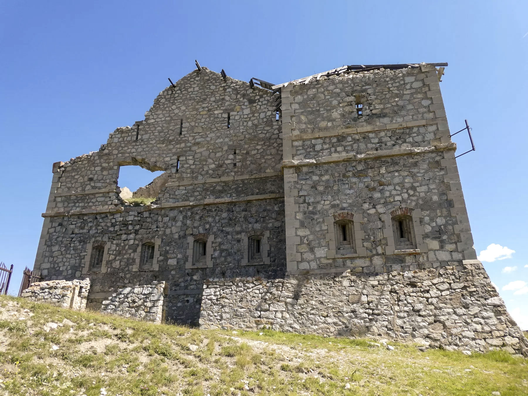Ligne Maginot - JANUS - (Ouvrage d'artillerie) - Le casernement extérieur - ELLENA Daniel - CUNY Philippe