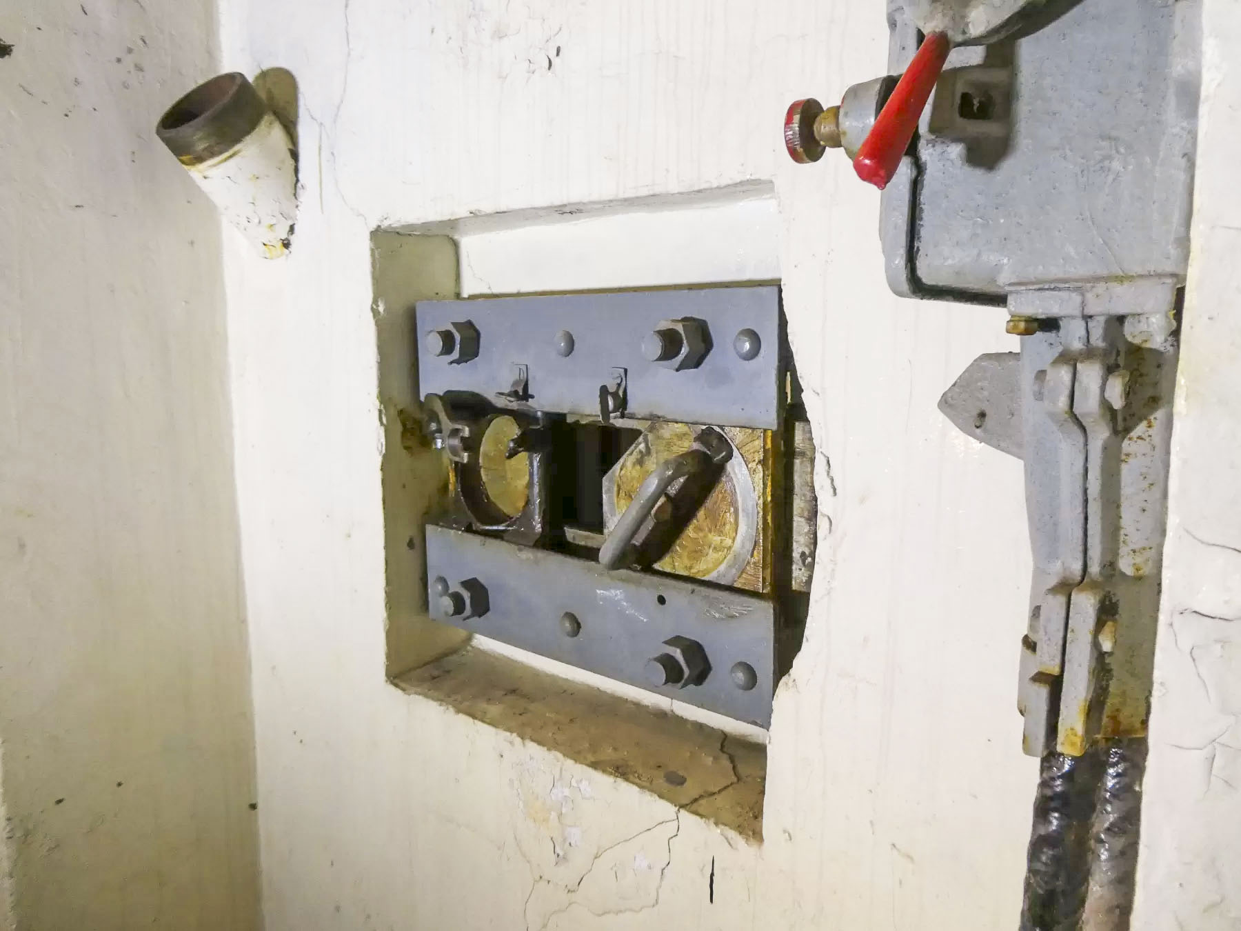 Ligne Maginot - JANUS - (Ouvrage d'artillerie) - Bloc 1
Créneau FM - ELLENA Daniel - CUNY Philippe