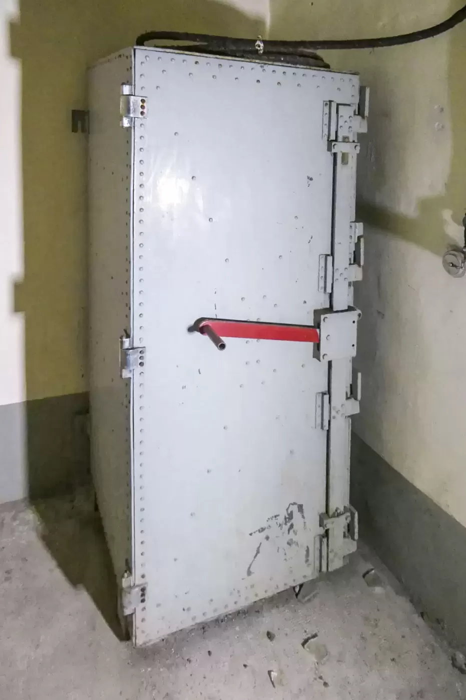 Ligne Maginot - JANUS - (Ouvrage d'artillerie) - Bloc 1
Local TSF 
Armoire blindée - ELLENA Daniel - CUNY Philippe