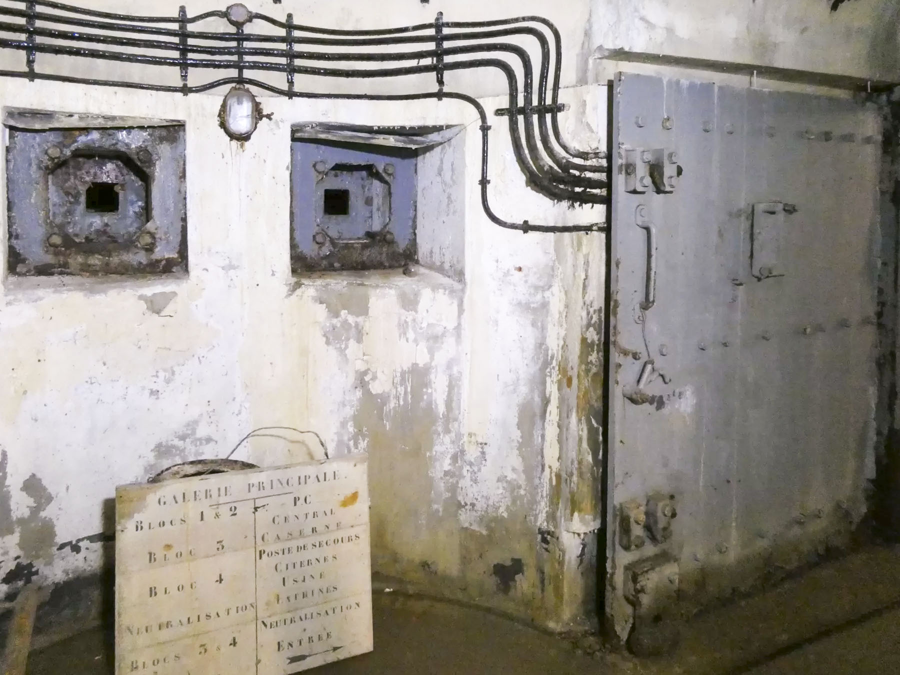 Ligne Maginot - JANUS - (Ouvrage d'artillerie) - Bloc 1
Créneaux de défense intérieure - ELLENA Daniel - CUNY Philippe