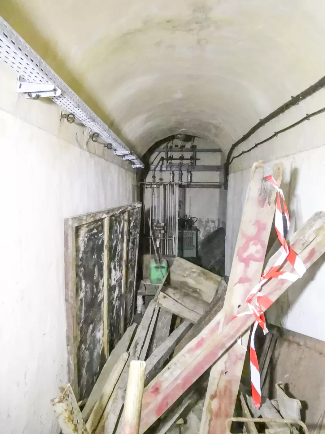 Ligne Maginot - JANUS - (Ouvrage d'artillerie) - Bloc 1
Au fond l'arrivée électrique extérieure. - ELLENA Daniel - CUNY Philippe