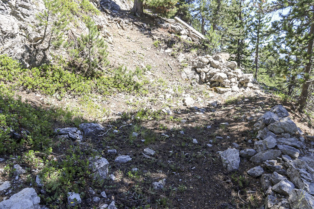 Ligne Maginot - CRETE DE LA PINEE 4 - (Abri) - L'emplacement de l'abri en construction.
Le mur à l'arrière plan est 'construit'.
Les tôles sont en attente en contrebas - Alain Perouffe