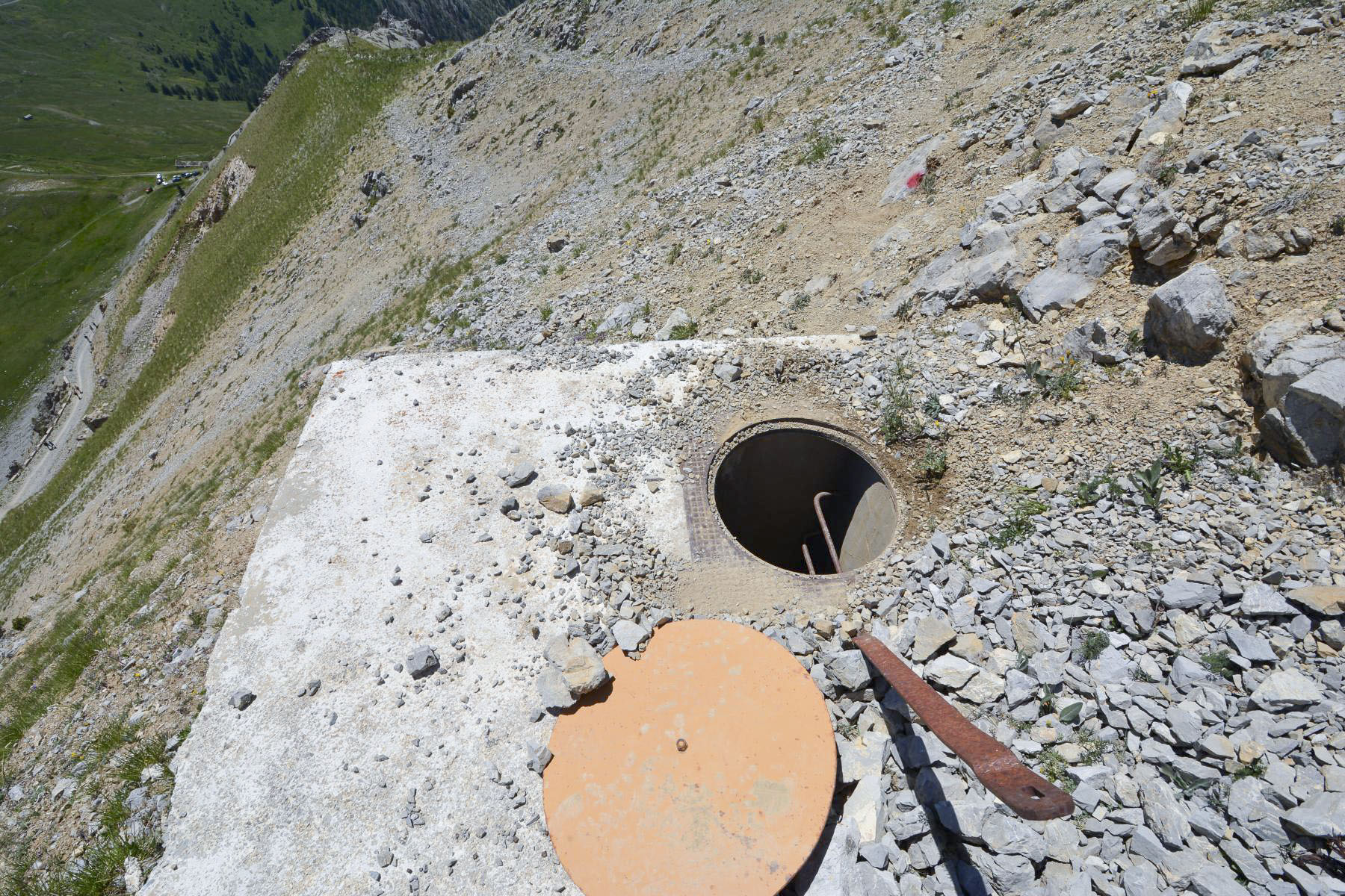 Ligne Maginot - CRETE DU JANUS - (Chambre de coupure) - En contrebas, le pied du Janus avec les Gondrans - Pascal Lambert