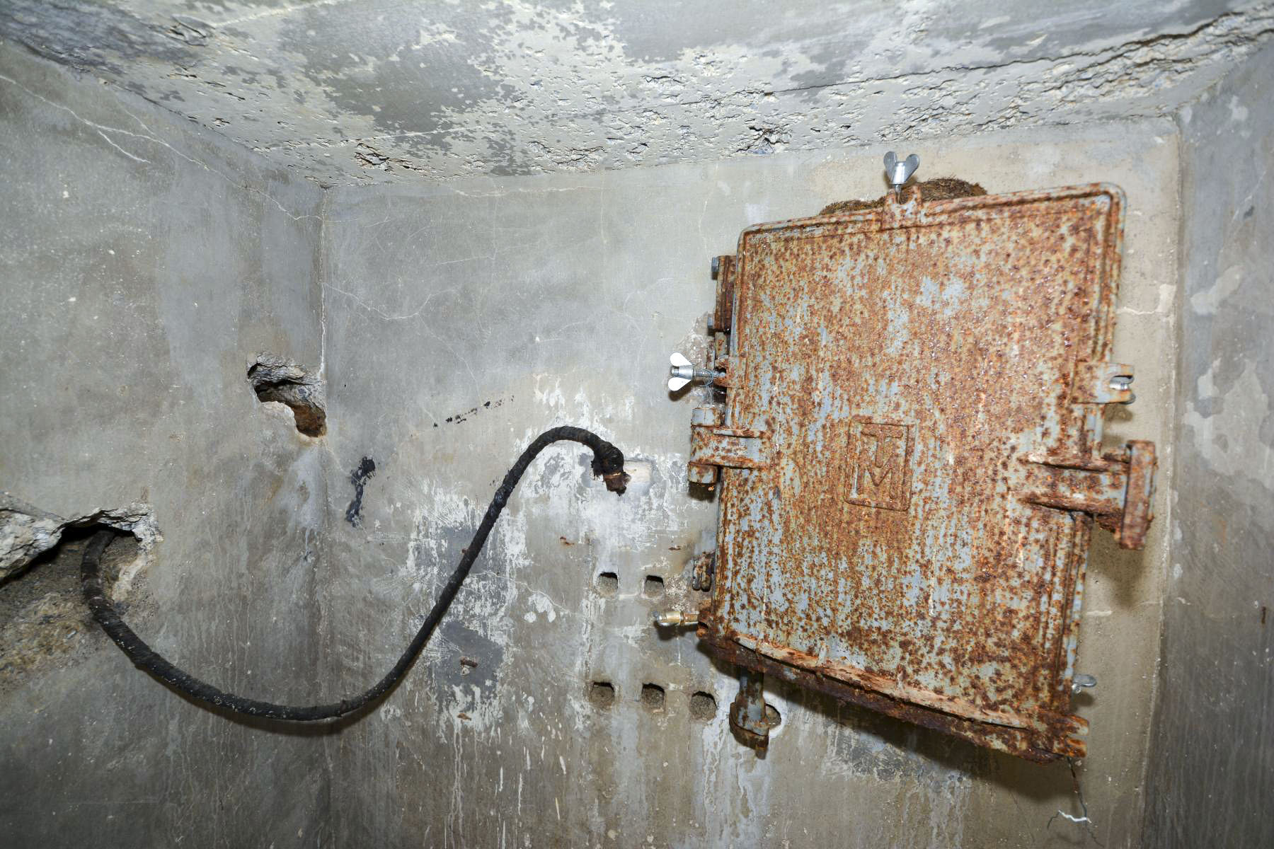 Ligne Maginot - CRETE DU JANUS - (Chambre de coupure) - Le répartiteur de la chambre de coupure - Pascal Lambert