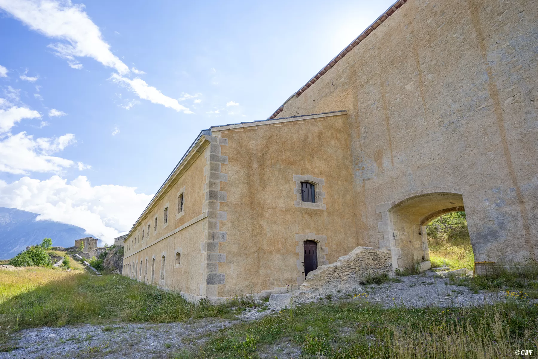 Ligne Maginot - FORT DAUPHIN (154° RAP - 4° BIE) - (Position d'artillerie préparée) - Le casernement avec son mur de protection - Lia VERMEULEN