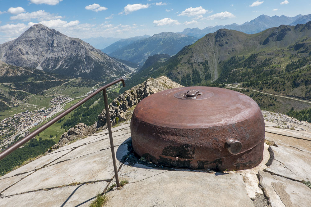 Ligne Maginot - JANUS - (Ouvrage d'artillerie) - Bloc 4
Cloche VDP.
On voit bien la grosse masse du Chaberton à gauche. - Michel Teiten