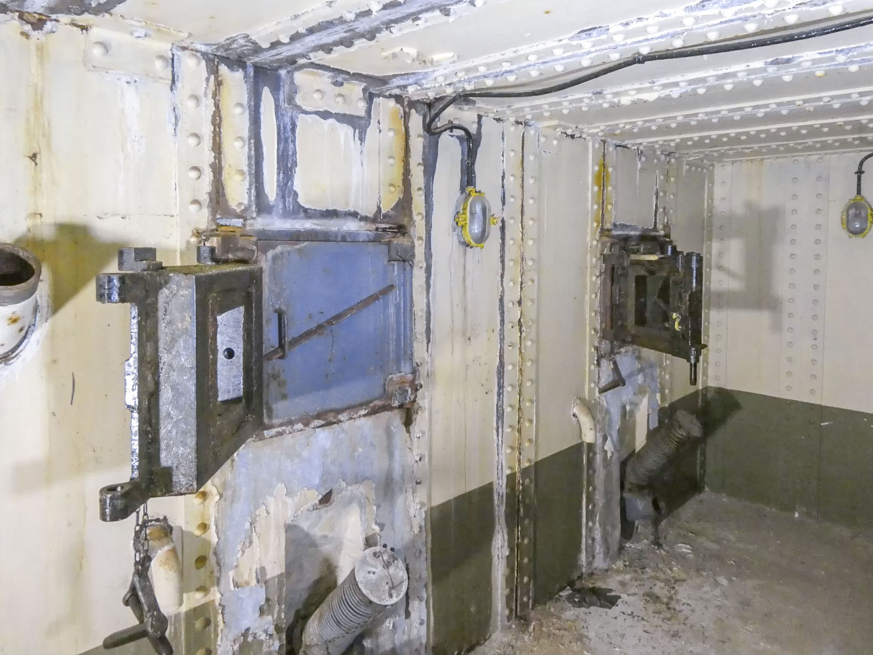 Ligne Maginot - JANUS - (Ouvrage d'artillerie) - Bloc 2
Les deux créneaux JM - ELLENA Daniel - CUNY Philippe