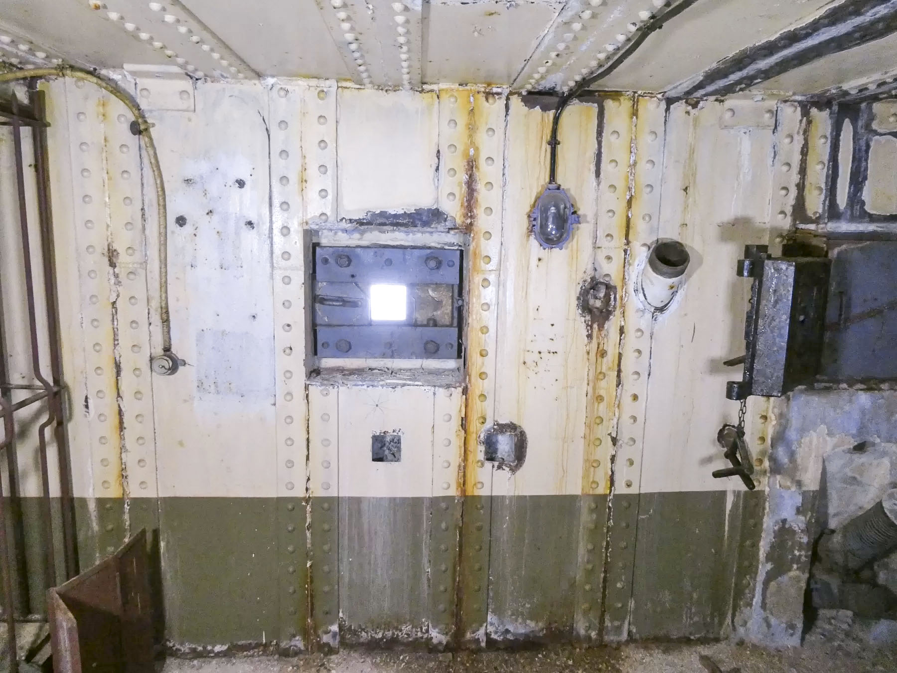 Ligne Maginot - JANUS - (Ouvrage d'artillerie) - Bloc 2
Le créneau FM - ELLENA Daniel - CUNY Philippe