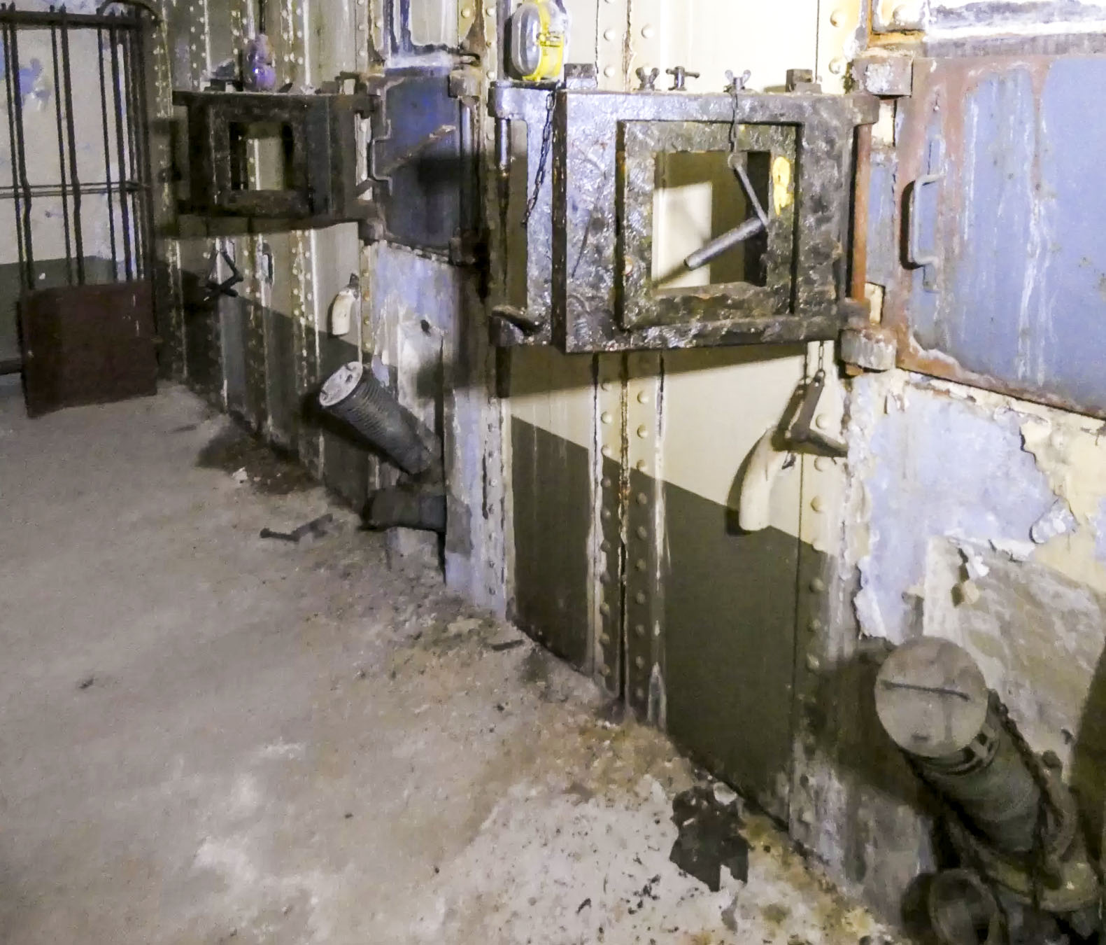 Ligne Maginot - JANUS - (Ouvrage d'artillerie) - Bloc 2
Les deux créneaux JM - ELLENA Daniel - CUNY Philippe