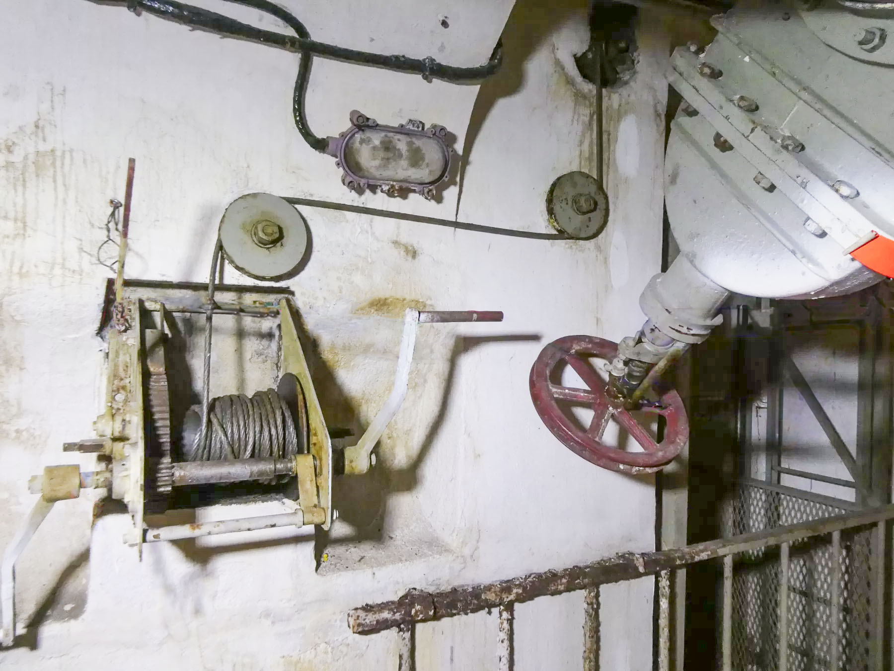 Ligne Maginot - JANUS - (Ouvrage d'artillerie) - Bloc 3
Mécanisme du monte charge - ELLENA Daniel - CUNY Philippe