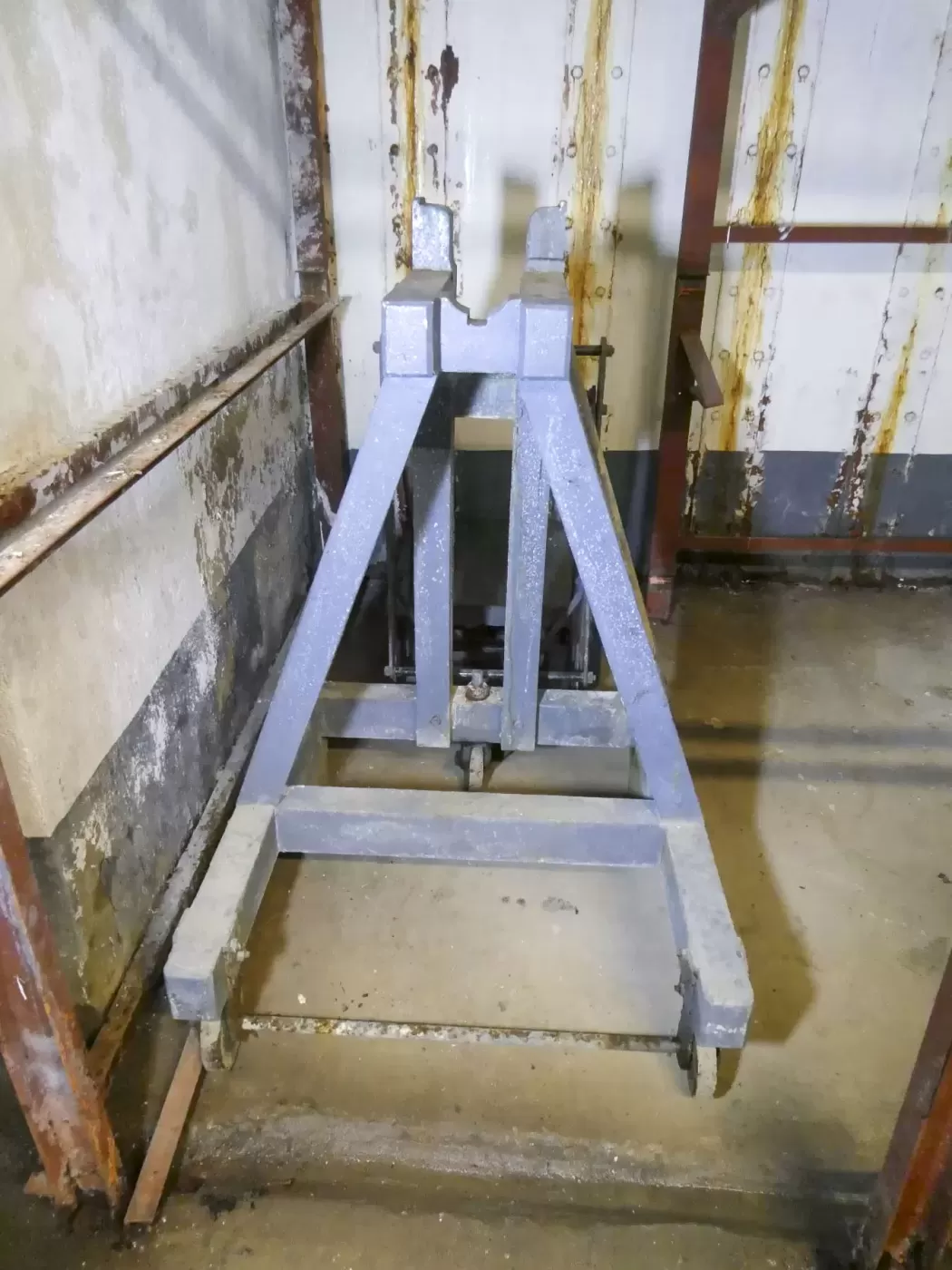 Ligne Maginot - JANUS - (Ouvrage d'artillerie) - Bloc 3
Support d'un tube de 75
 - ELLENA Daniel - CUNY Philippe