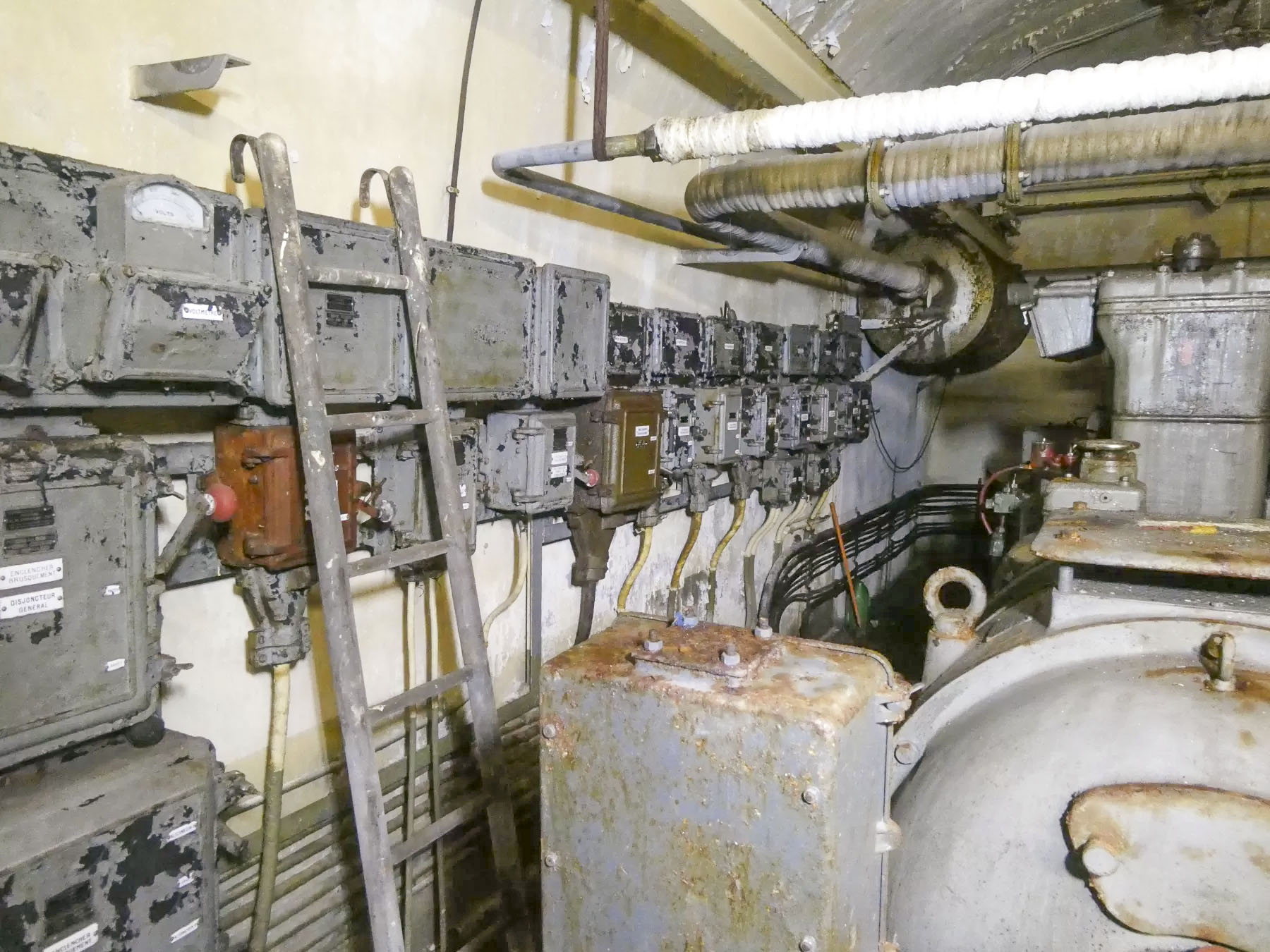 Ligne Maginot - JANUS - (Ouvrage d'artillerie) - Les tableaux électriques, au fond le réceptacle des gaz d'échappement des moteurs.  - ELLENA Daniel - CUNY Philippe