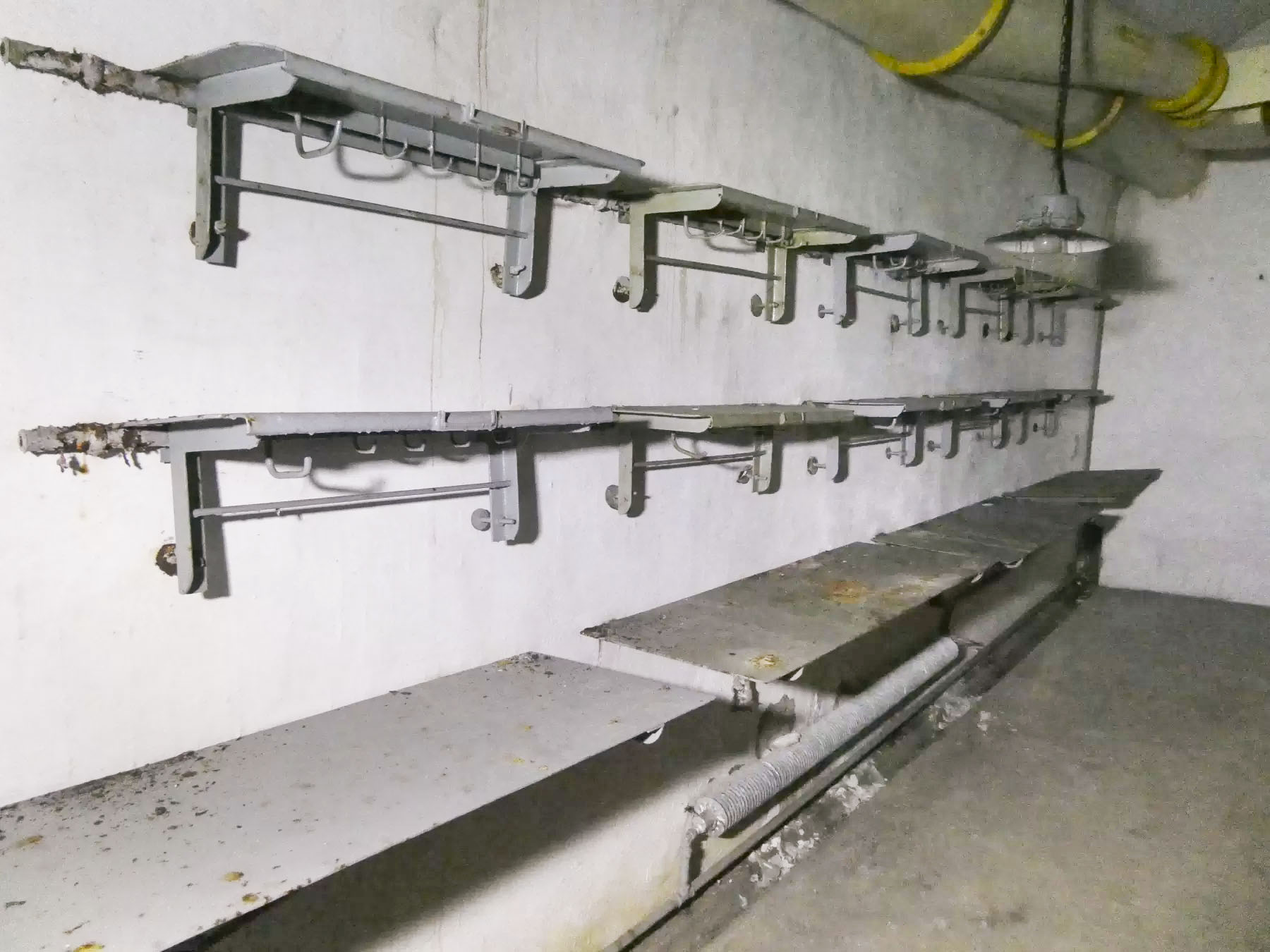 Ligne Maginot - JANUS - (Ouvrage d'artillerie) - Chambrée
Étagères - ELLENA Daniel - CUNY Philippe