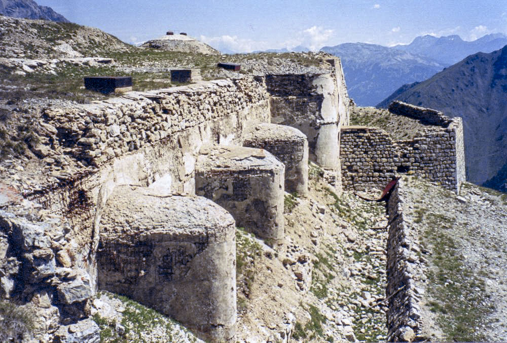 Ligne Maginot - JANUS - (Ouvrage d'artillerie) - Le bloc 8, 
Bloc d'artillerie de l'ancien ouvrage Séré de Riviéres incorporé dans l'ouvrage Maginot. Les cheminées de ventilation du bloc 8 sont visibles en partie haute du bloc
Au second plan, le bloc 4 (Observatoire d'artillerie)