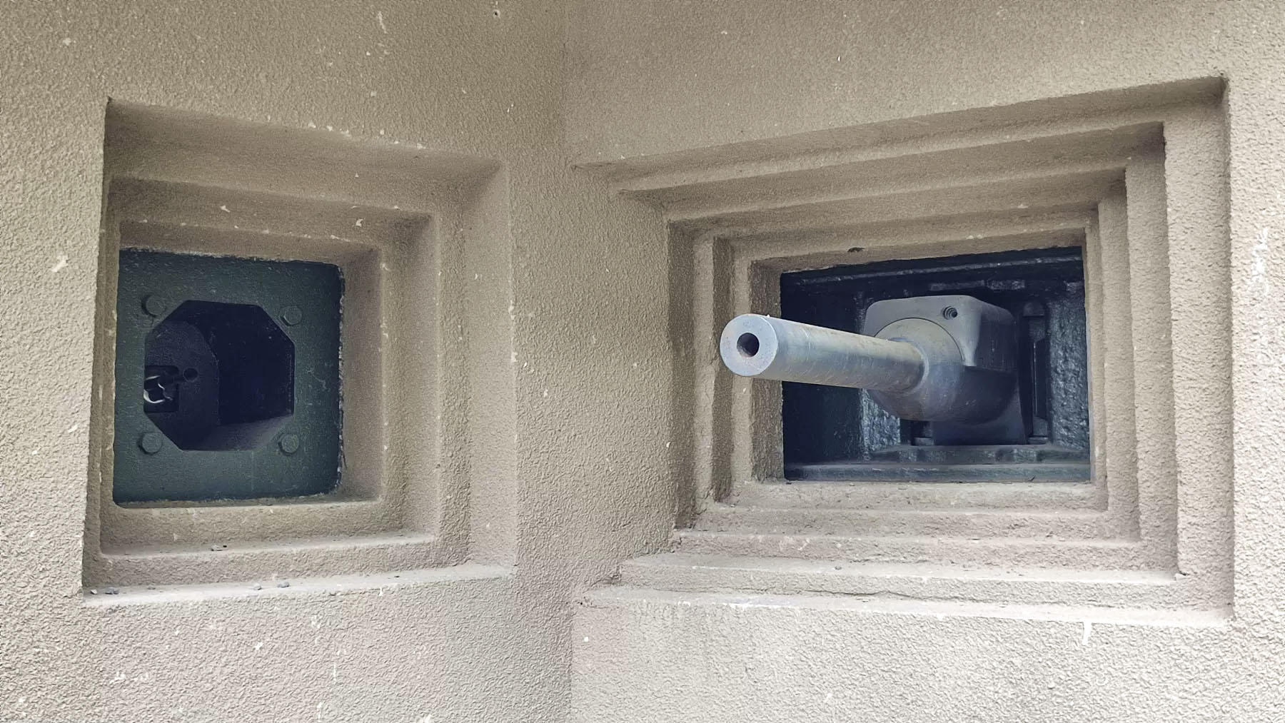 Ligne Maginot - FOUR A CHAUX - FAC - (Ouvrage d'artillerie) - Entree munitions
Réplique à l'échelle 1 d'un canon de 47mm Mle 1934 - J.Luc