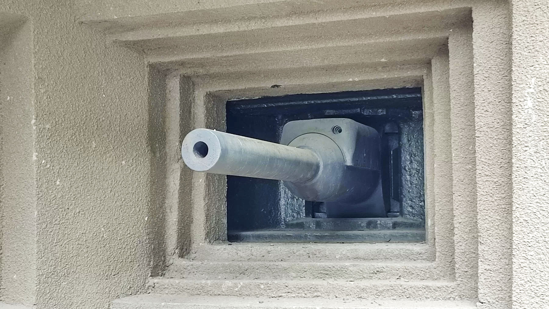 Ligne Maginot - FOUR A CHAUX - FAC - (Ouvrage d'artillerie) - Entrée munitions 
Réplique à l'échelle 1 d'un canon de 47mm Mle 1934 - J.Luc