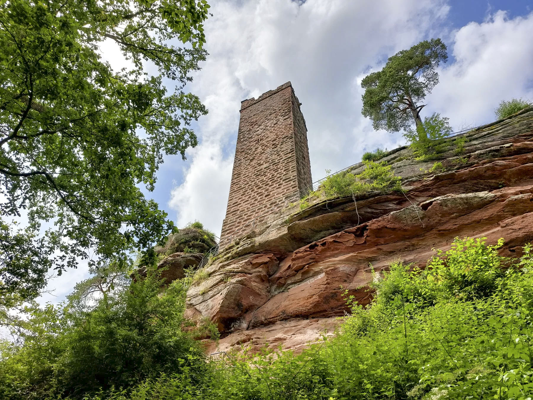 Ligne Maginot - WALDECK - (Observatoire d'artillerie) - La tour carrée sud, qui a peut être servi comme observatoire avant l'aménagement du rocher nord   - Gregory Fuchs