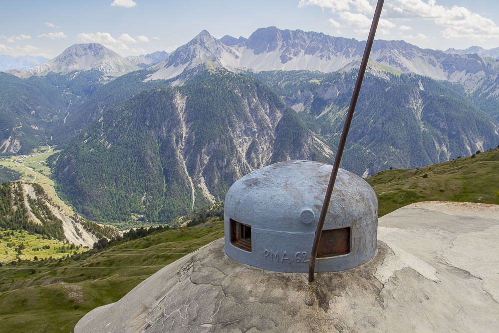 Ligne Maginot - GONDRAN E - (Ouvrage d'infanterie) - Bloc 1
Cloche GFM dominant la vallée de Cervières - Michel Teiten