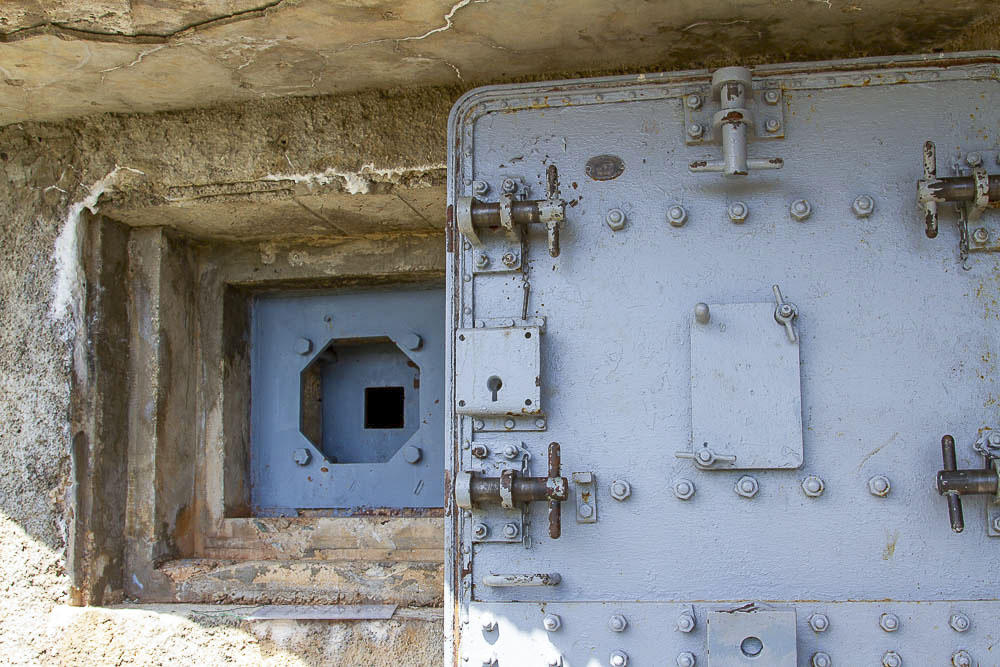 Ligne Maginot - GONDRAN E - (Ouvrage d'infanterie) - Bloc 1
Créneau FM et porte blindée - Michel Teiten