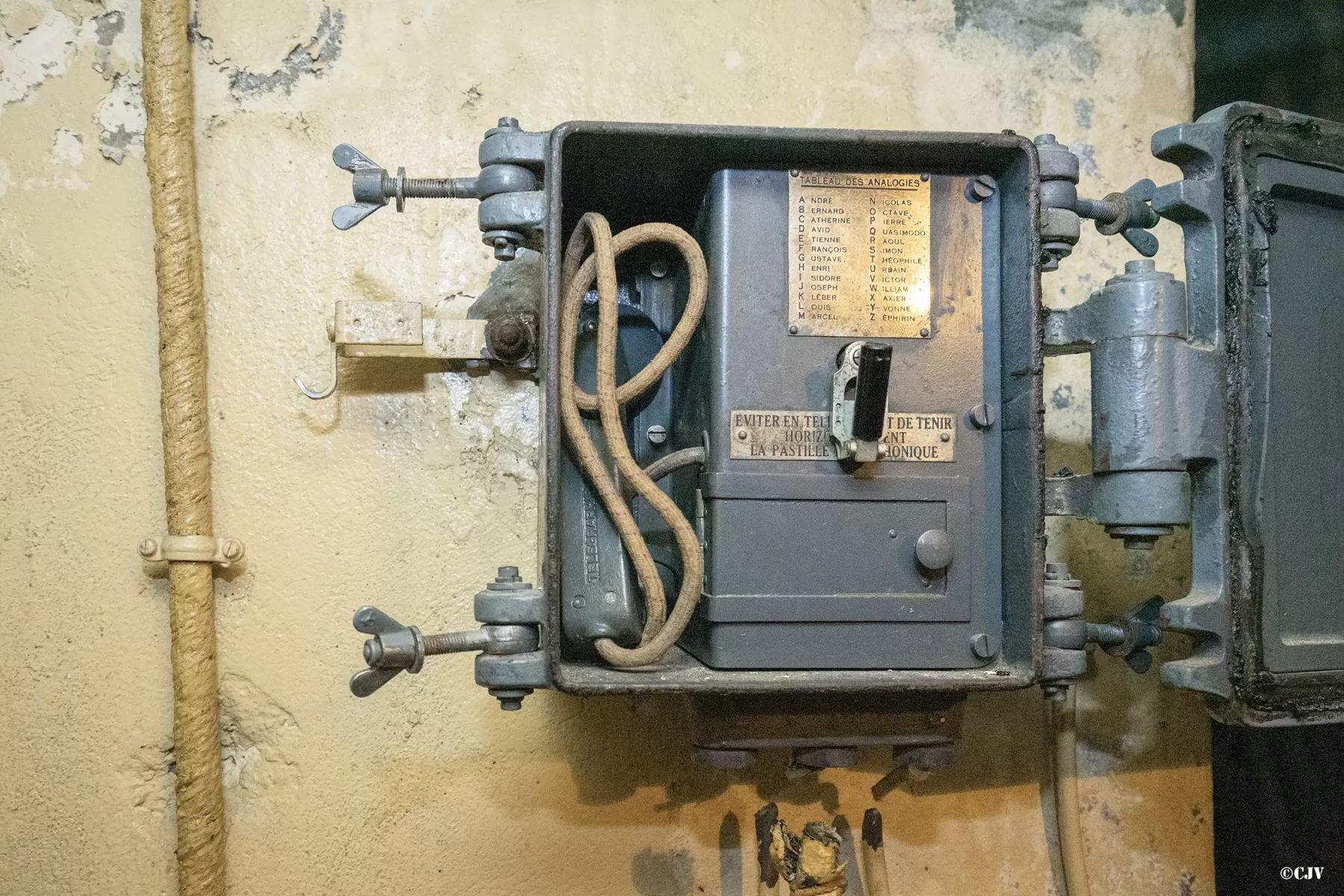 Ligne Maginot - GONDRAN E - (Ouvrage d'infanterie) - Bloc 1
Poste téléphonique étanche TM32. Ce poste fait très probablement partie du réseau d'alerte - Lia VERMEULEN