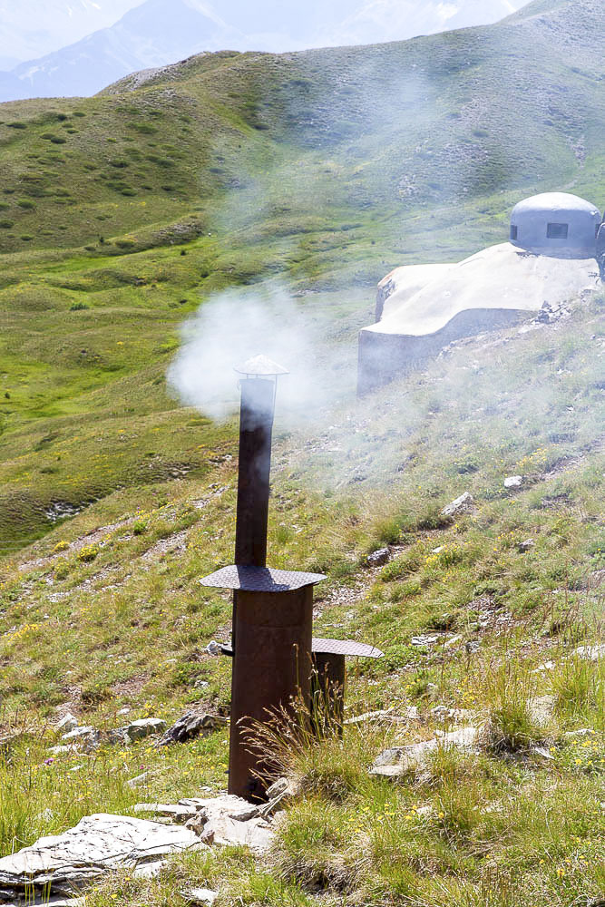 Ligne Maginot - GONDRAN E - (Ouvrage d'infanterie) - Bloc Cheminée. 
Noter le bloc 1 et sa cloche GFM en arrière-plan - Michel Teiten