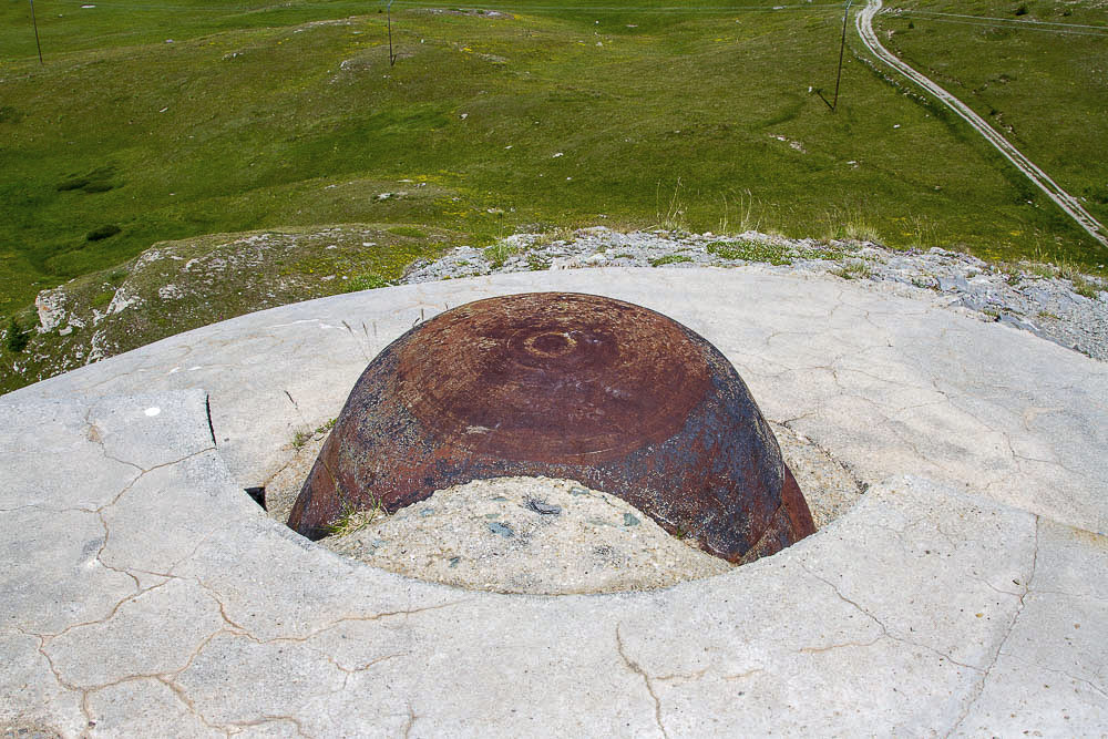 Ligne Maginot - GONDRAN E - (Ouvrage d'infanterie) - Bloc 3
Noter le béton qui a été coulé aux dimensions de la cloche GFM qui aurait dû être installée ici.  - Michel Teiten