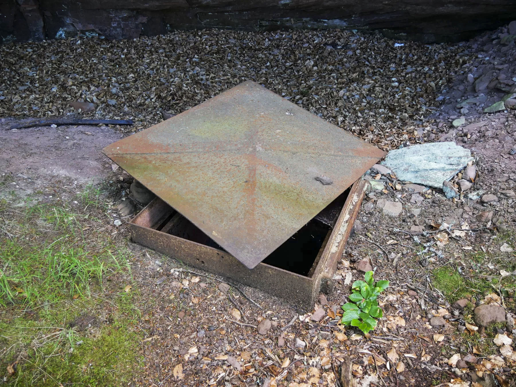 Ligne Maginot - D01 - (Chambre de coupure) - La charnière de la trappe est cassée
 - J.L