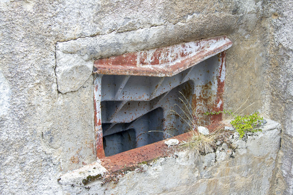 Ligne Maginot - SAINT OURS BAS (SOB) - (Ouvrage d'infanterie) - Gros plan du créneau de mortier de 50