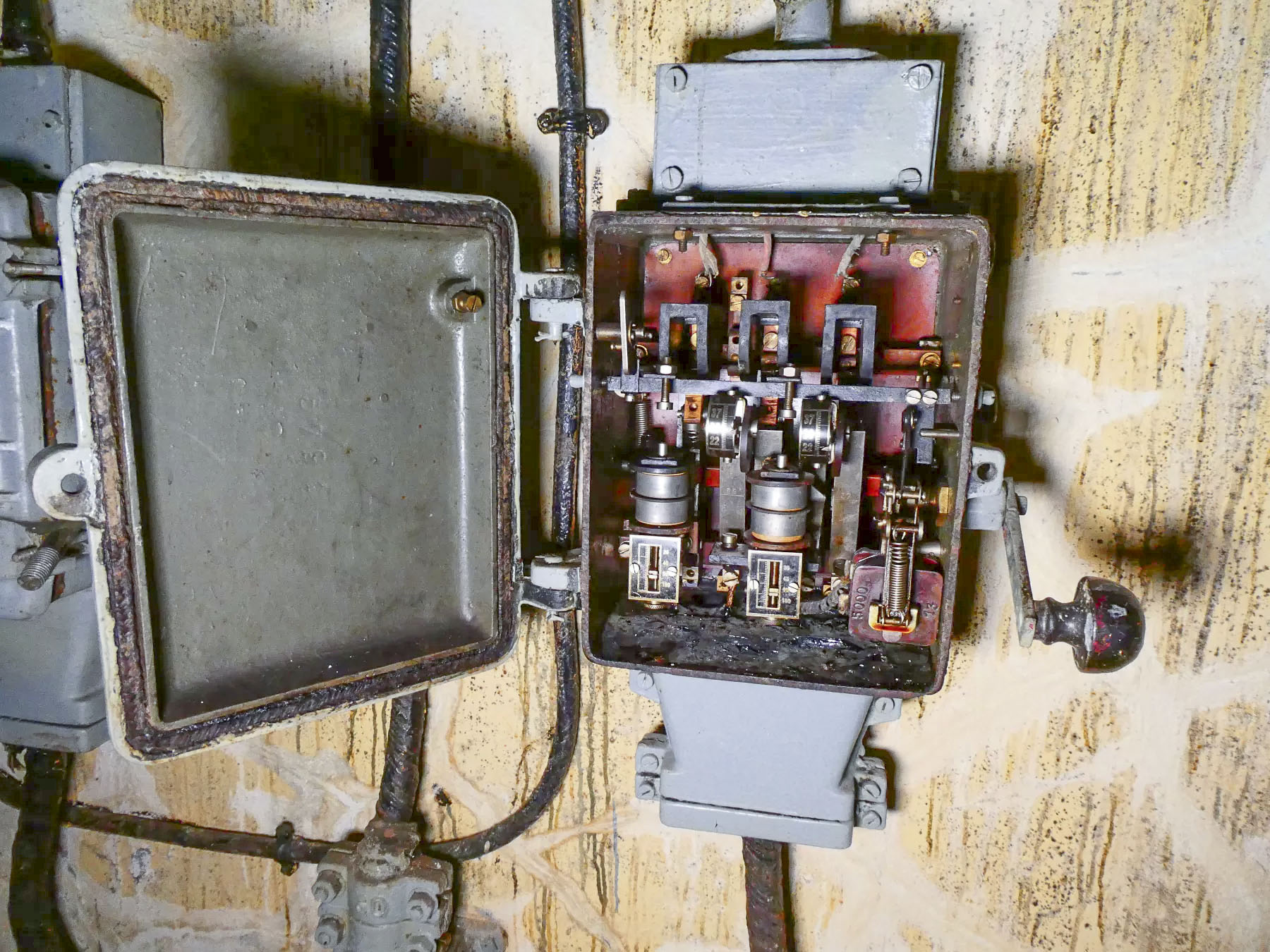 Ligne Maginot - SAINT OURS BAS (SOB) - (Ouvrage d'infanterie) - Intérieur d'un boitier d'enclenchement - ELLENA Daniel - CUNY Philippe