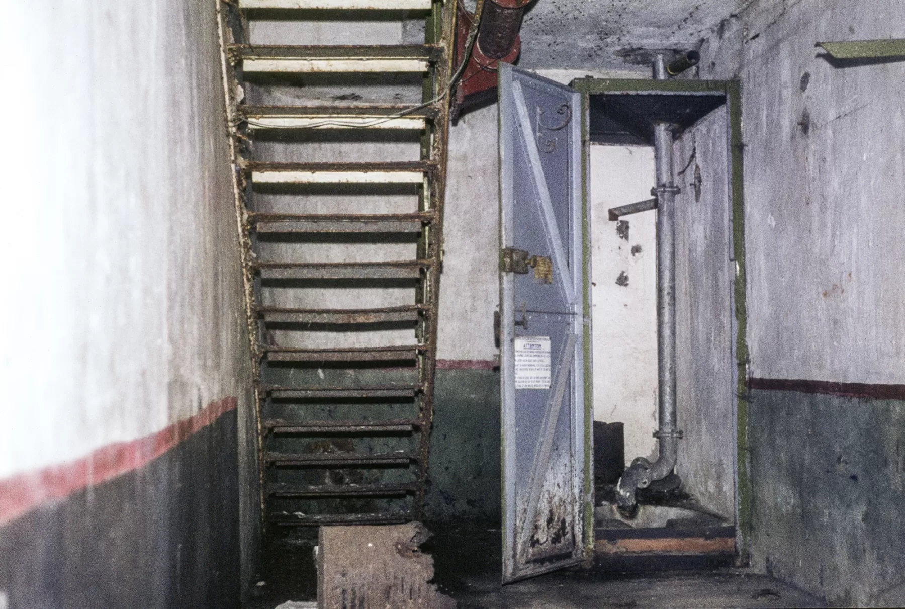 Ligne Maginot - BISTERBERG NORD II - C66 - (Casemate d'infanterie - Simple) - L'escalier et la toilette - MANSUY Michel