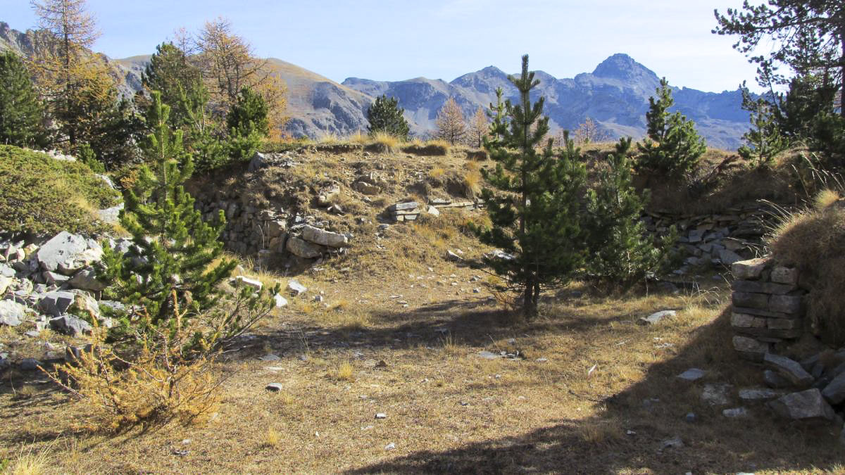 Ligne Maginot - LA LAUZETTE CENTRE (3° BIE / 154° RAP) - (Position d'artillerie préparée) - Emplacements dans la roche avec sur la droite le Pic de Rochebrune