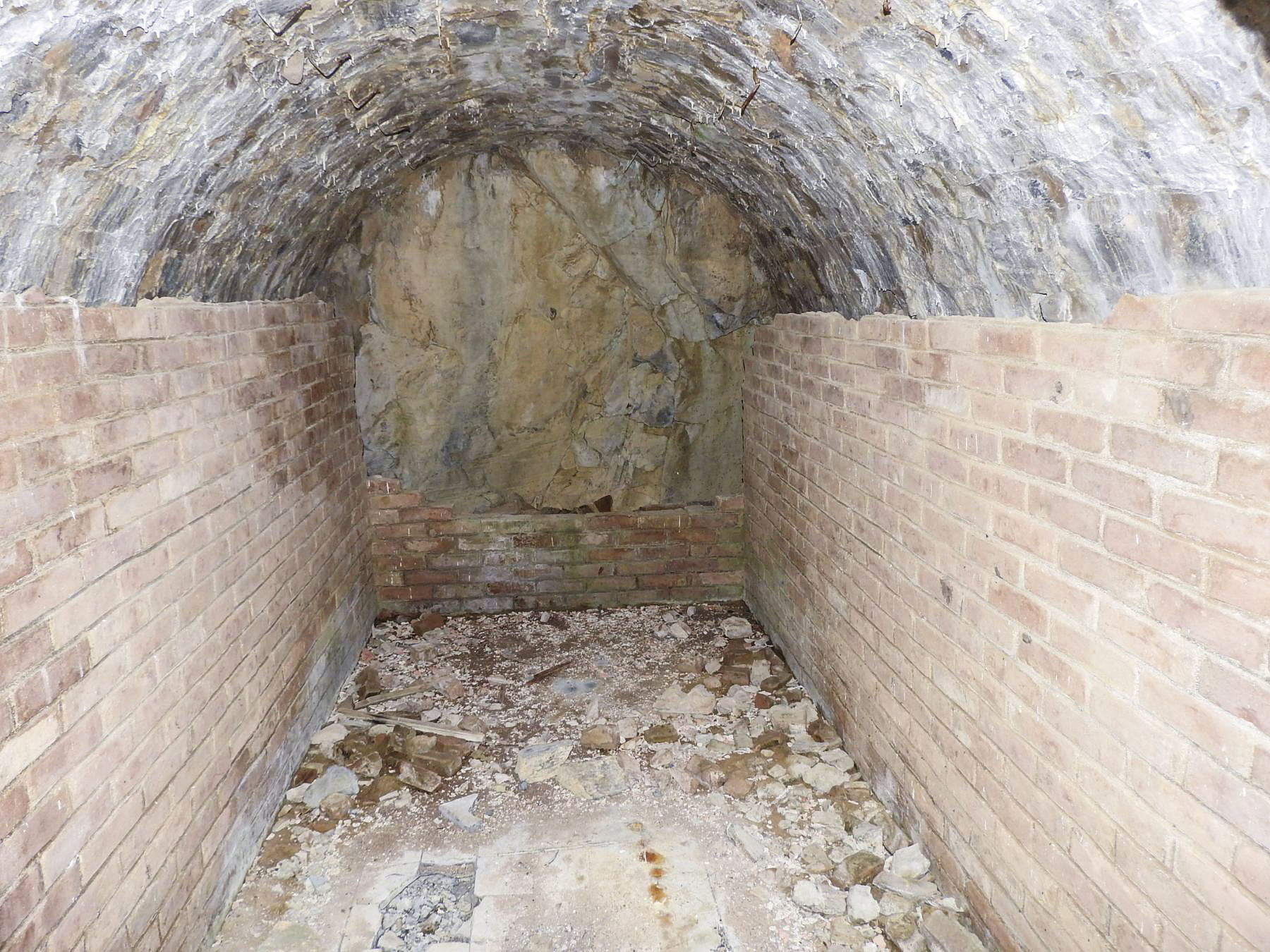 Ligne Maginot - LA LAUZETTE CENTRE (3° BIE / 154° RAP) - (Position d'artillerie préparée) - L'intérieur du magasin à munitions avec son doublage en briques. - STENGER Mathieu