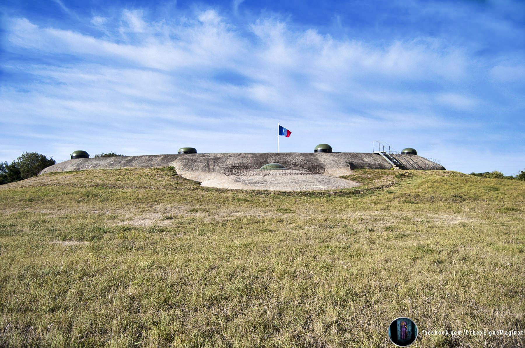 Ligne Maginot - BOIS DU FOUR - A5 - (Ouvrage d'infanterie) - Le drapeau français flotte au-dessus de la superstructures.
De gauche à droite :
1 cloche GFM
1 cloche observatoire VDP (indicatif O9 rattaché à l’ouvrage de Latiremont-A3)
1 tourelle de mitrailleuses (jumelage de mitrailleuses Reibel)
1 cloche GFM
1 cloche GFM - Thomas Mercklé