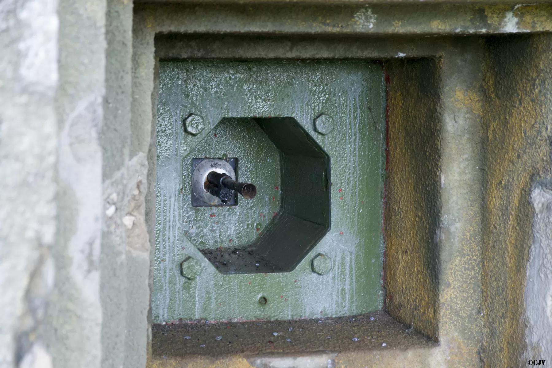 Ligne Maginot - BOIS du FOUR - A5 - (Ouvrage d'infanterie) - Chambre de tir Est
Créneau de défense des créneaux pour FM type A
Avec montage support d'arme type RB