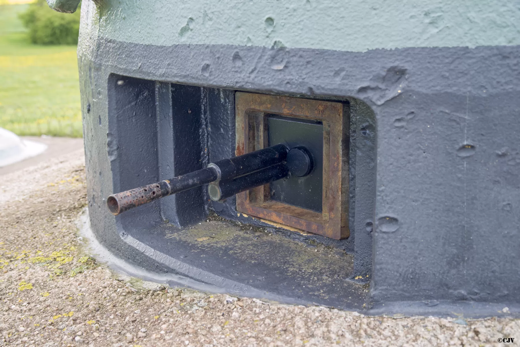 Ligne Maginot - BOIS DU FOUR - A5 - (Ouvrage d'infanterie) - Cloche GFM type A
Le FM en place dans le créneau