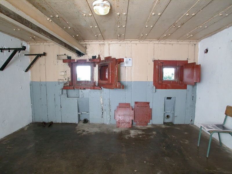 Ligne Maginot - BOIS DU FOUR - A5 - (Ouvrage d'infanterie) - Chambre de tir Ouest 
Trémies pour jumelage Reibel à droite et pour jumelage ou canon de 47 antichar à gauche