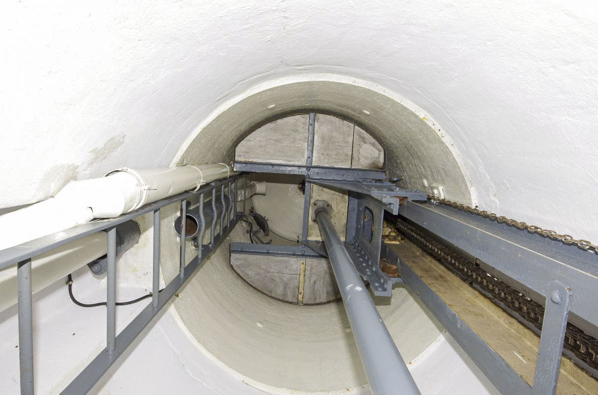 Ligne Maginot - BOIS DU FOUR - A5 - (Ouvrage d'infanterie) - Chambre de tir Ouest 
Puits cloche GFM avec le tube d'évacuation des douilles du FM