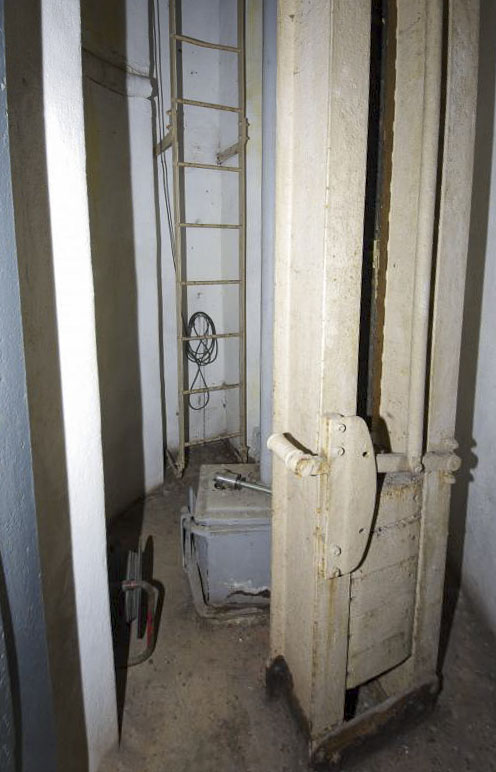 Ligne Maginot - BOIS DU FOUR - A5 - (Ouvrage d'infanterie) - Chambre de tir Ouest 
Puits de cloche GFM