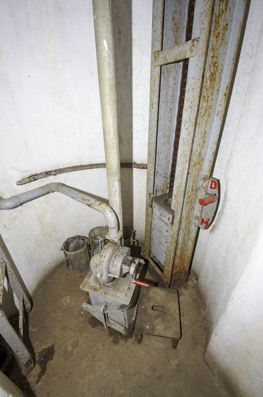 Ligne Maginot - BOIS DU FOUR - A5 - (Ouvrage d'infanterie) - Chambre de tir Ouest 
Puits de cloche GFM
Réceptacle à douille et son ventilateur d'évacuation des gaz viciés