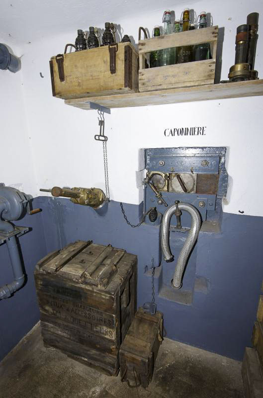 Ligne Maginot - BOIS DU FOUR - A5 - (Ouvrage d'infanterie) - Chambre de tir centrale
Caponnière FM et goulotte lance-grenades